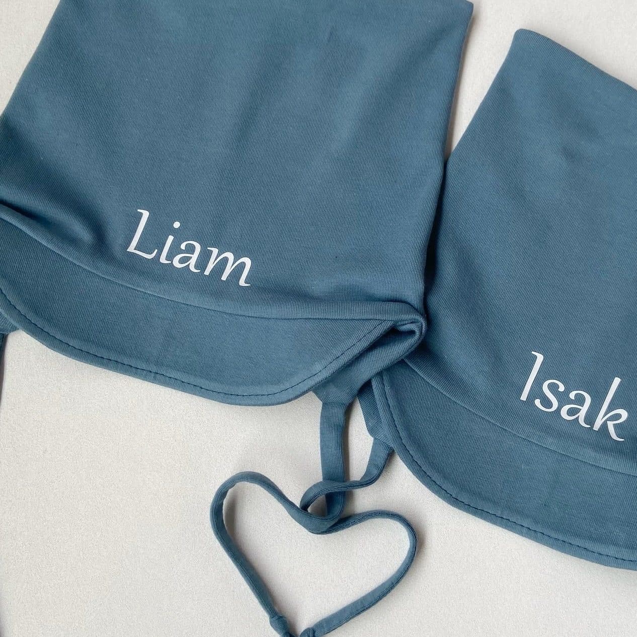 Lue med brem og navn, 0-4år