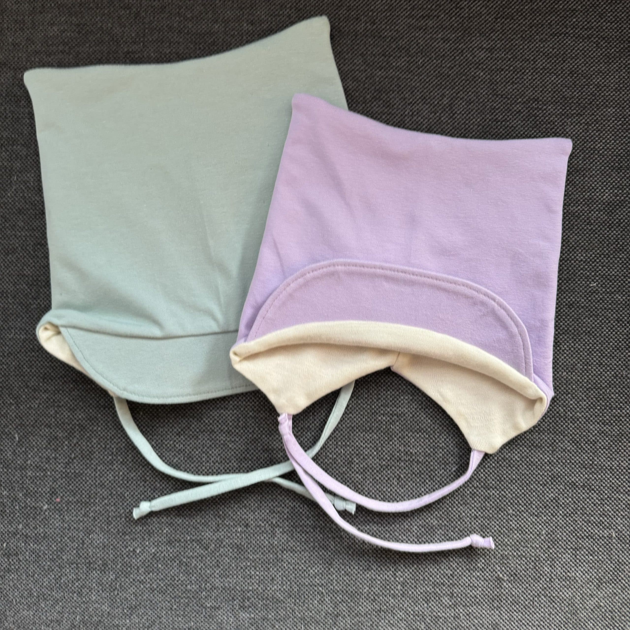 Lue med brem ensfarget, 0-4år