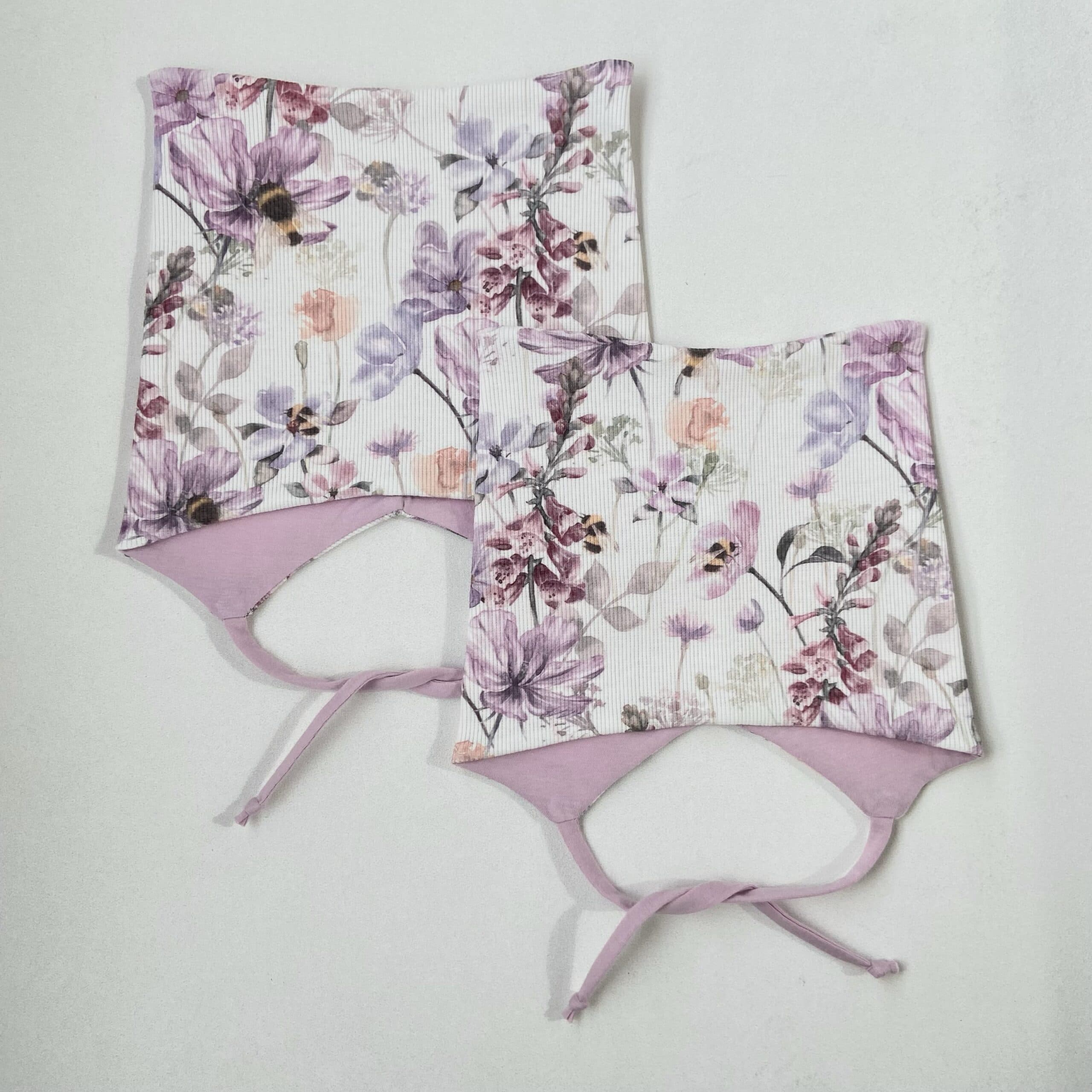 Lue med knyting, blomstereng. 4-12mnd