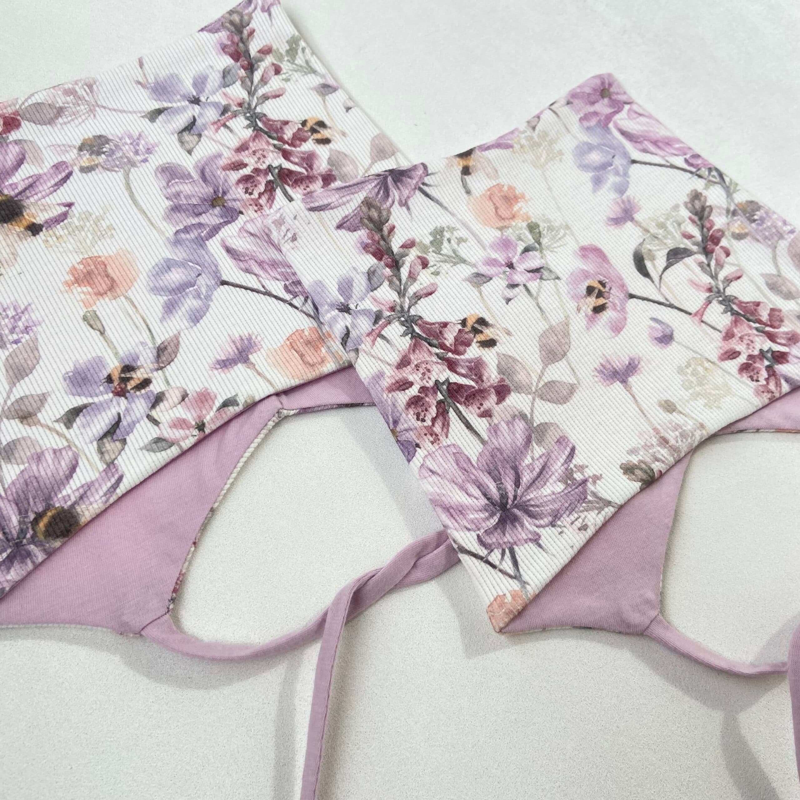 Lue med knyting, blomstereng. 4-12mnd