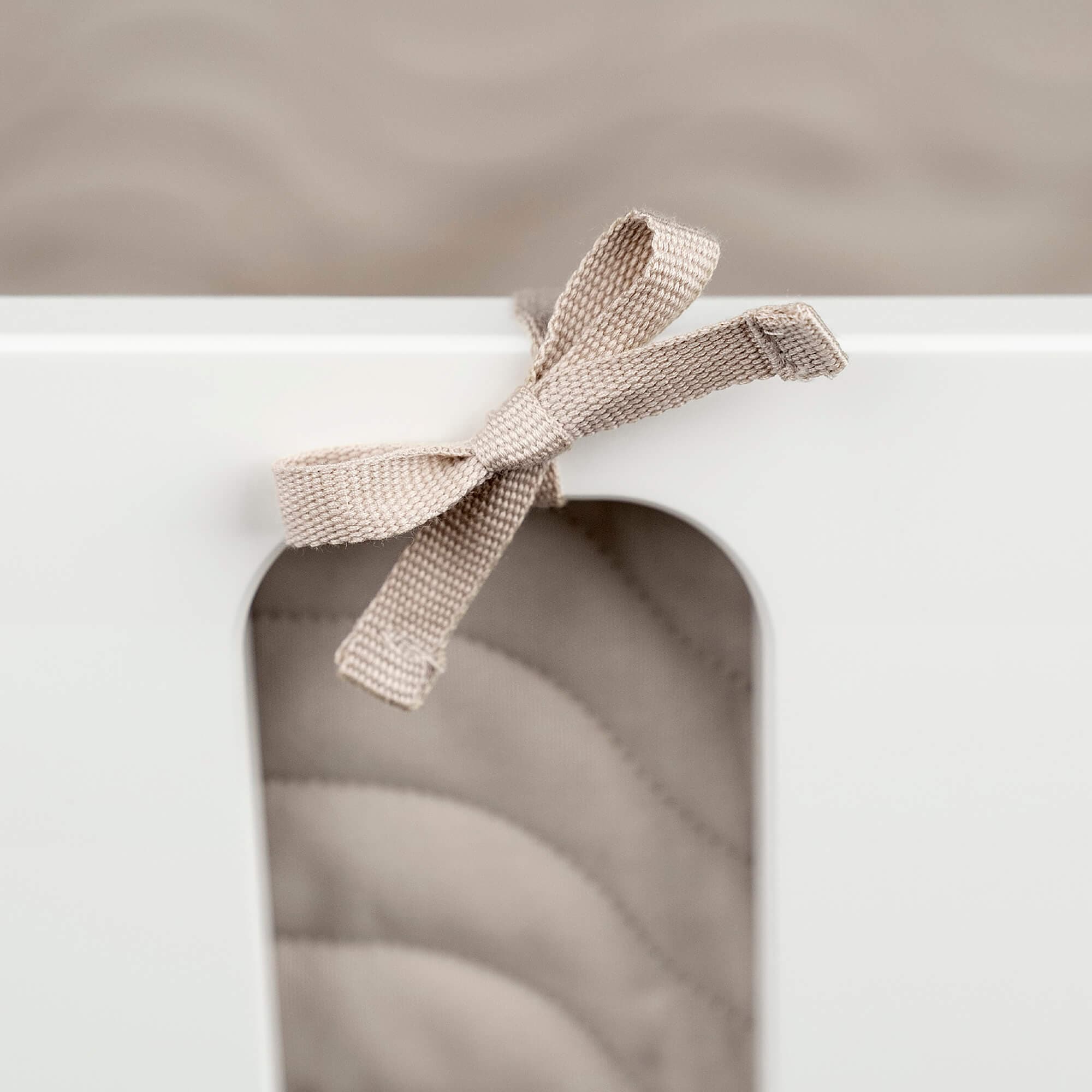 Sengekant quiltet, sand